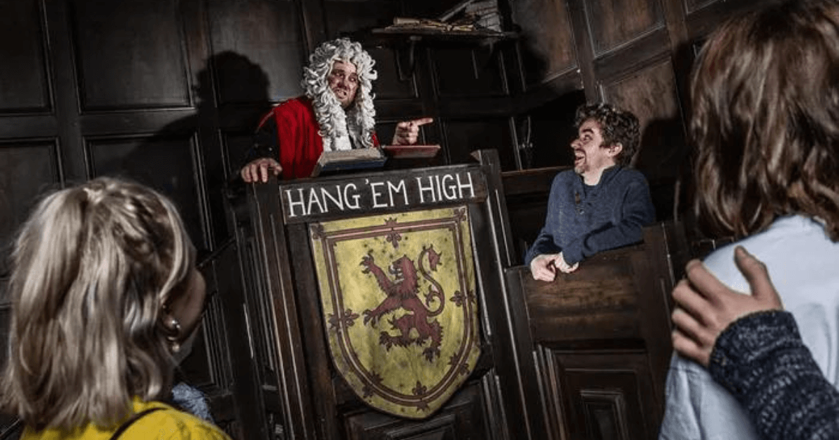 people inside the edinburgh dungeon