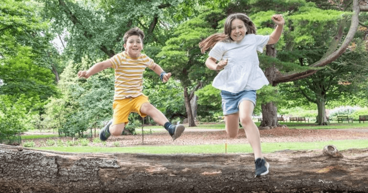 2 kids playing in the botanic garden