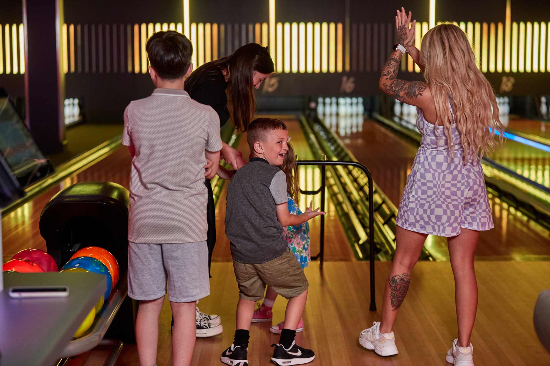 Dundee bowling family on lane
