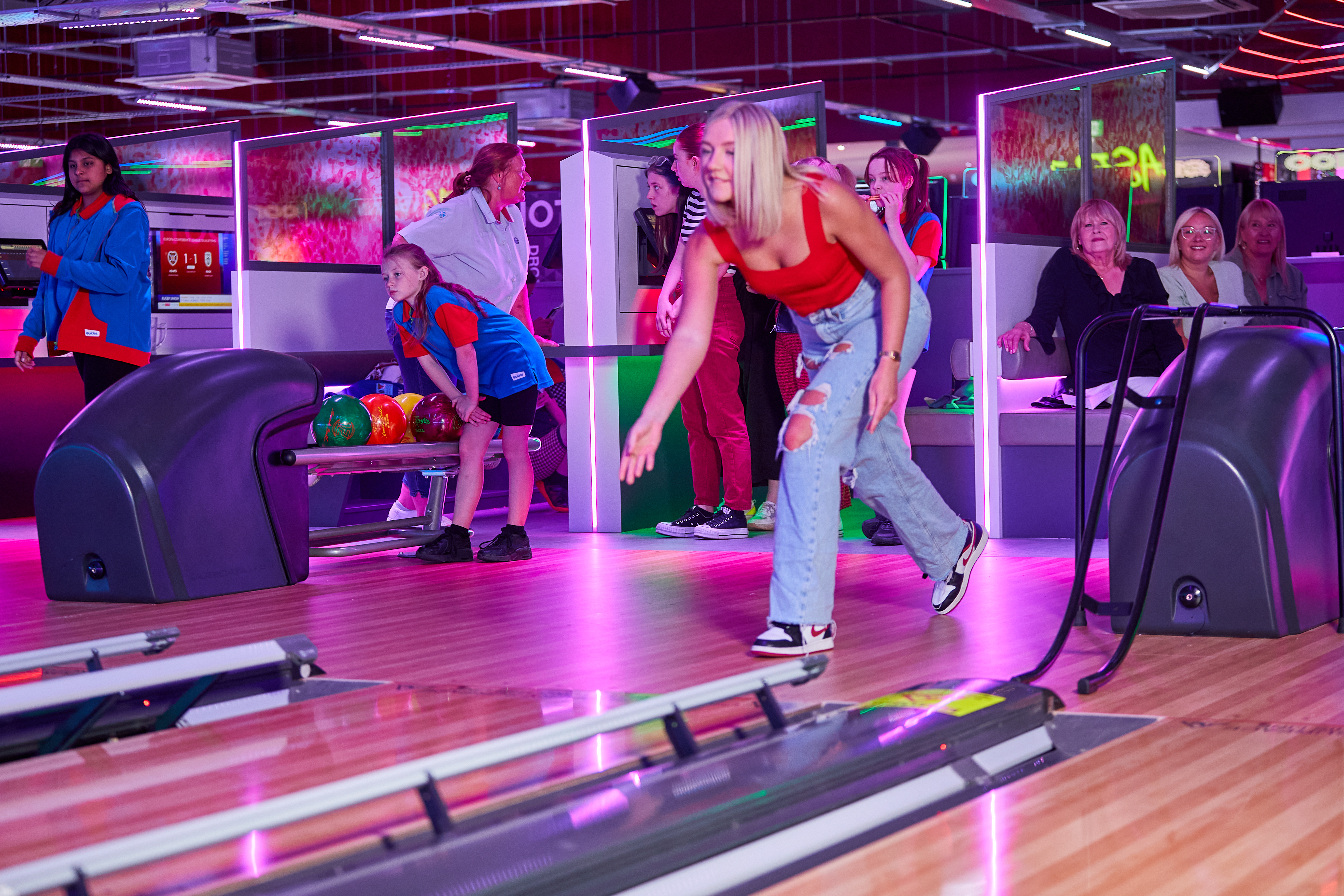 Dundee bowling young woman taking shot